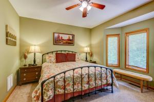 een slaapkamer met een bed en een plafondventilator bij Chetola: Berkshires 3 in Blowing Rock