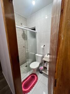a bathroom with a toilet and a glass shower at Casa Refúgio interior -SP in São Miguel Arcanjo +10 photos