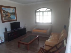 TV a/nebo společenská místnost v ubytování Chácara dos sonhos