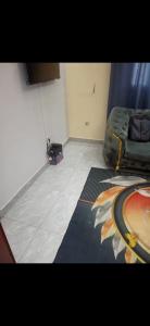 Villa de luxe LE HAVRE DE JOIE ET DE PAIX 300m2 de superficie Wifi illimité forage et grande cour pour garer plusieurs voitures ou organisation celebrations في دوالا: غرفة بسرير وسجادة على الأرض +صورة واحدة