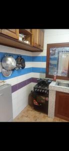 Villa de luxe LE HAVRE DE JOIE ET DE PAIX 300m2 de superficie Wifi illimité forage et grande cour pour garer plusieurs voitures ou organisation celebrations في دوالا: مطبخ مع موقد ومغسلة