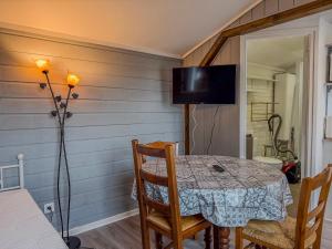 Televiisor ja/või meelelahutuskeskus majutusasutuses Petit Chalet idéal à la campagne avec wifi et parking