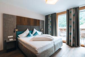 ザンクト・アントン・アム・アールベルクにあるホテル ナッセライナーホーフの大きなベッドと窓のある寝室