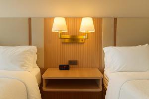 Ένα ή περισσότερα κρεβάτια σε δωμάτιο στο Holiday Inn & Suites Mississauga West - Meadowvale by IHG