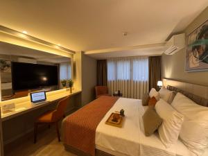 TV a/nebo společenská místnost v ubytování Park Dedeman City Alsancak