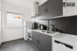 Una pequeña cocina con fregadero y refrigerador. en MONTEUR - Unterkunft für bis zu 5 Personen in 63452 Hanau - HU14, en Hanau am Main