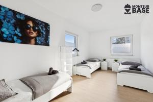 1 dormitorio con 2 camas y un gran cuadro en la pared en MONTEUR - Unterkunft für bis zu 5 Personen in 63452 Hanau - HU14, en Hanau am Main