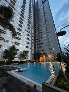 ein großes Apartmenthaus mit großem Pool in der Unterkunft Leo's Master bedroom in Manila