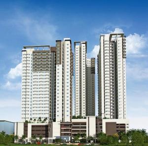 eine Gruppe großer weißer Gebäude in einer Stadt in der Unterkunft Leo's Master bedroom in Manila