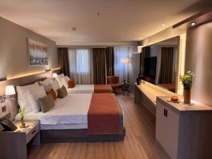 Postel nebo postele na pokoji v ubytování Park Dedeman City Alsancak