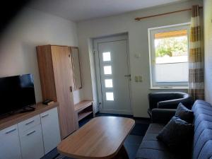 een woonkamer met een bank en een tafel bij Ferienwohnungen Albinshof in Krien