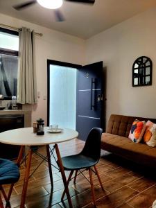 a living room with a table and a couch at Casco histórico- Estación 1501 Duplex in Juticalpa