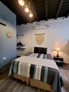a bedroom with a large bed in a room at Casco histórico- Estación 1501 Duplex in Juticalpa