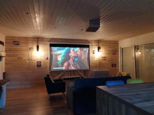 Μια τηλεόραση ή/και κέντρο ψυχαγωγίας στο Graon de bonheur +15 φωτογραφίες