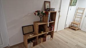 Η βιβλιοθήκη του διαμερίσματος