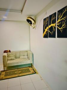 DargaiにあるOne Majestic Havenのリビングルーム(ソファ付) +2枚の写真