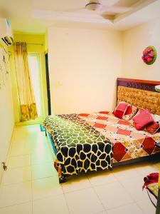 DargaiにあるOne Majestic Havenの部屋の中に大きなベッドがある寝室