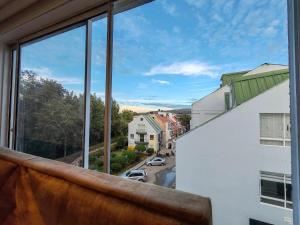 a view of a city street from a window at Aparta-estudio acogedor con balcón y parqueadero junto a la UPTC, Tunja in Tunja