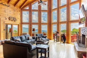 sala de estar con una gran pared de cristal en Hidden Ridge, en Boone