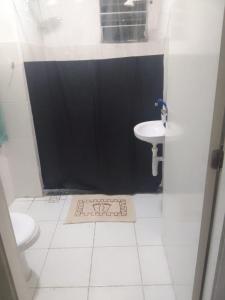 イリェウスにあるAP aconchego de Ilhéusのトイレと洗面台のあるバスルーム +17枚の写真