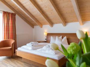 Postel nebo postele na pokoji v ubytování Hotel Blitzburg + 37 fotografií