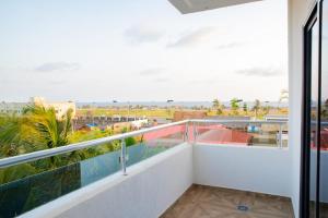 ein Balkon mit Meerblick in der Unterkunft Honorbox in Cotonou