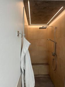 大基希海姆Ferienappartement Sieger的带淋浴和白色毛巾的浴室 更多5张照片