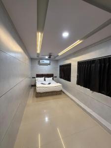a bedroom with a bed in a room at Hotel castle rooms in Surat