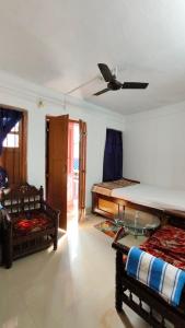 古瓦哈提Amaravati homestay的有两张床和天花板的卧室