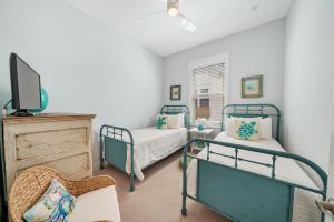 Ένα ή περισσότερα κρεβάτια σε δωμάτιο στο Beautiful Adventure l Dog-Friendly l Near Big Chill l Resort Pool +37 φωτογραφίες