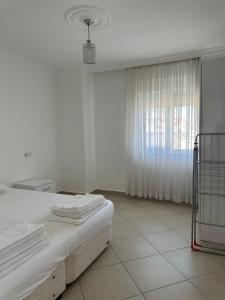 Ένα ή περισσότερα κρεβάτια σε δωμάτιο στο Sena Apartments