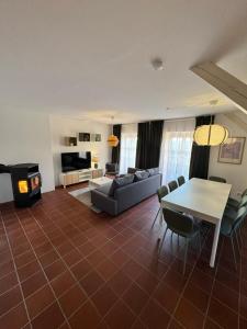 盖森费尔德Bavaria Home - Zentral, Küche, Waschen, Parken的带沙发、桌子和壁炉的客厅