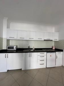 Η κουζίνα ή μικρή κουζίνα στο Sena Apartments +17 φωτογραφίες