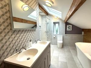 ein Badezimmer mit Waschbecken und Spiegel in der Unterkunft Spinners View - Elegant Victorian Duplex Central Skipton & Parking in Skipton