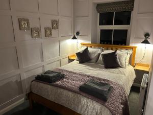 Giường trong phòng chung tại Spinners View - Elegant Victorian Duplex Central Skipton & Parking