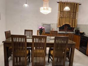 瓦都瓦Coastal Serenity Homestay - Wadduwa的配有木桌椅的餐厅