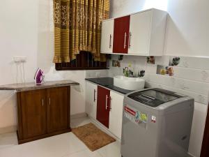 瓦都瓦Coastal Serenity Homestay - Wadduwa的一间带水槽和洗碗机的小厨房