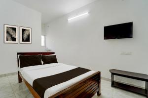 Una televisión o centro de entretenimiento en Hotel O ATR Residency