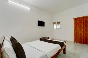 Una televisión o centro de entretenimiento en Hotel O ATR Residency