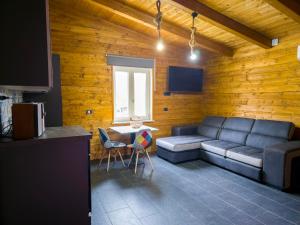 GrottolellaSecret Garden的客厅里有一张沙发和一张桌子。