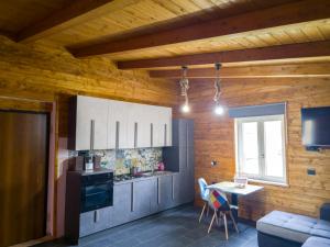 GrottolellaSecret Garden的房间里有柜台和桌子的厨房