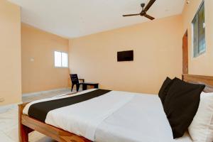 Una cama o camas en una habitación de Hotel O ATR Residency