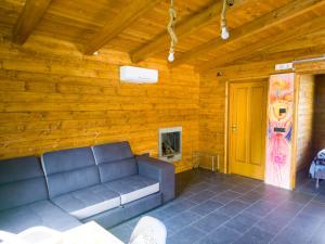 GrottolellaSecret Garden的一间客厅,客厅配有沙发,位于木房 更多6张照片