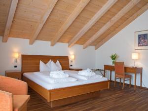 una camera con letto, tavolo e sedie di Hotel Blitzburg a Brunico