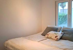 1 cama con almohada y ventana en Apartamento Acuarela by Family Homes, en El Verger