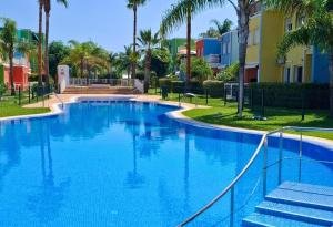 una piscina con agua azul en un resort en Apartamento Acuarela by Family Homes, en El Verger 5 fotos más