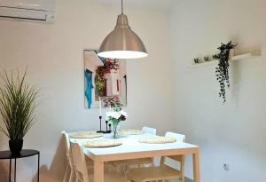 Un comedor con una mesa y sillas blancas. en Apartamento Acuarela by Family Homes, en El Verger