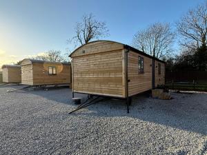 een paar kleine huisjes op een perceel bij Stately Stables Camping Site in Winslow +2 foto's