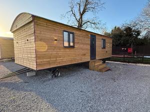 een klein huisje bovenop een berg grind bij Stately Stables Camping Site in Winslow