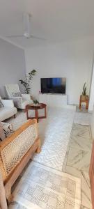 een woonkamer met een bank en een tafel bij The cozy lookout in Malindi